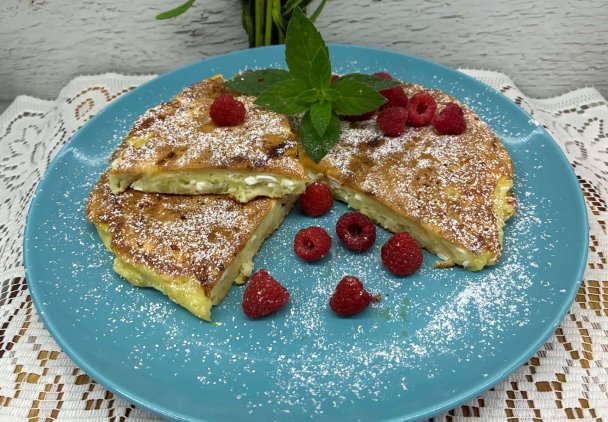 Puszysty omlet z serkiem wiejskim i jabłkiem – prosty przepis na śniadanie