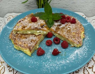 Puszysty omlet z serkiem wiejskim i jabłkiem – prosty przepis na śniadanie