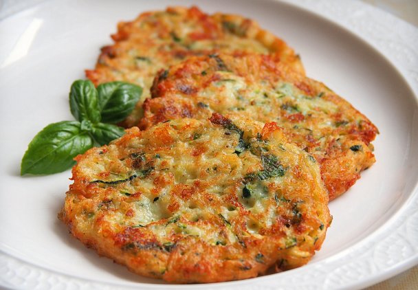 Placki z cukinii z mozzarellą i bazylią