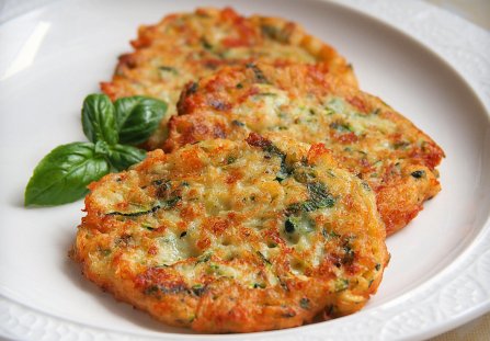 Placki z cukinii z mozzarellą i bazylią