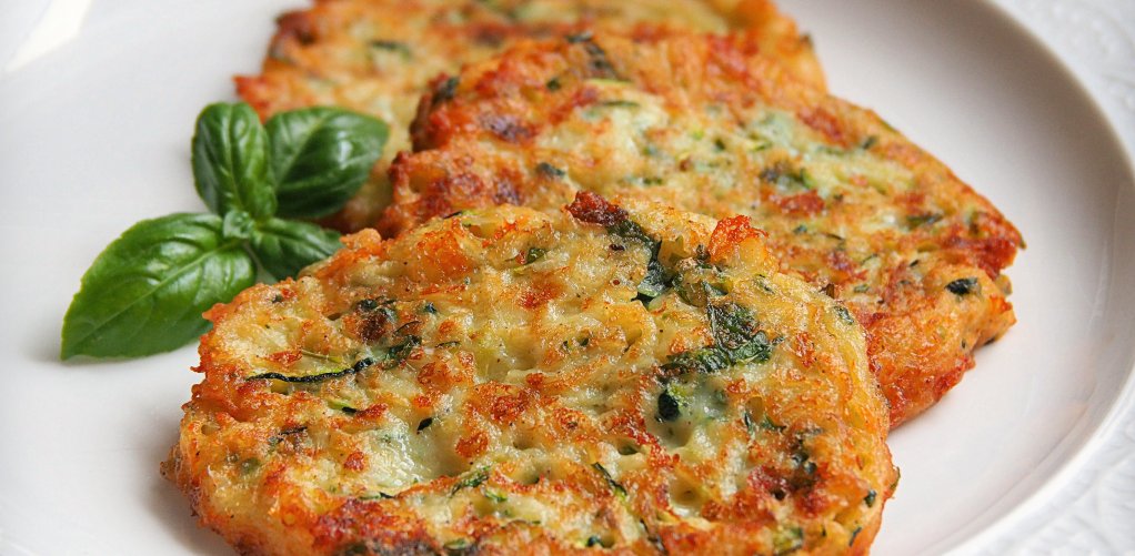 Placki z cukinii z mozzarellą i bazylią