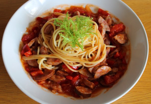 spaghetti z gulaszem z kiełbasy