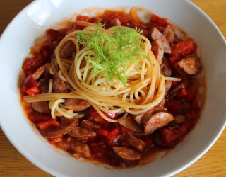 spaghetti z gulaszem z kiełbasy