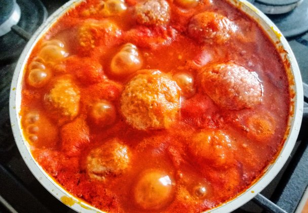 Klopsiki z kurczaka z parmezanem duszone w sosie pomidorowym
