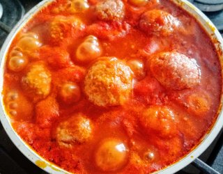 Klopsiki z kurczaka z parmezanem duszone w sosie pomidorowym