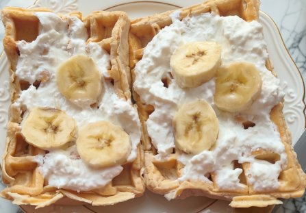 Gofry proteinowe na serku wiejskim z kokosową „bitą śmietaną” z jogurtu greckiego