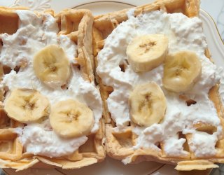 Gofry proteinowe na serku wiejskim z kokosową „bitą śmietaną” z jogurtu greckiego