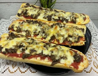 Najlepsze domowe zapiekanki z pieczarkami, cheddarem i mozzarellą