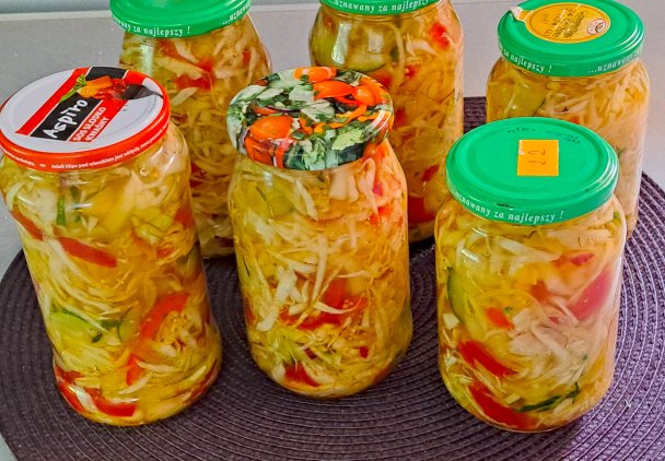 Sałatka warzywna na zimę z kapusty , papryki i ogórków.