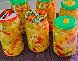 Sałatka warzywna na zimę z kapusty , papryki i ogórków.