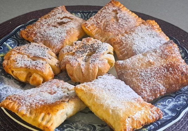 Nadziewane poduszki z ciasta francuskiego.