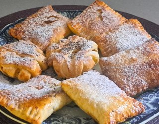 Nadziewane poduszki z ciasta francuskiego.