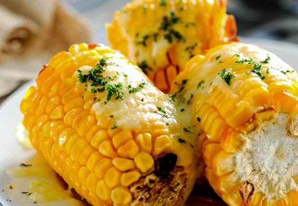 Jak upiec kukurydzę na grillu i w piekarniku?