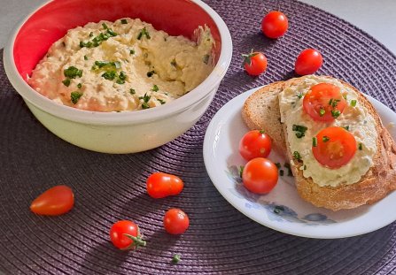 Pasta jajeczna z serkiem topionym, jogurtem greckim i majonezem.