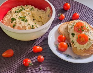 Pasta jajeczna z serkiem topionym, jogurtem greckim i majonezem.