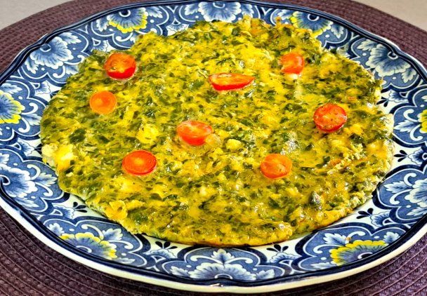 Śniadaniowy omlet szpinakowy z pomidorkami.