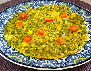 Śniadaniowy omlet szpinakowy z pomidorkami.
