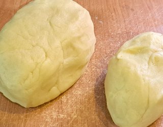 Ciasto kruche pod jabłecznik z mąki pszennej i krupczatki.