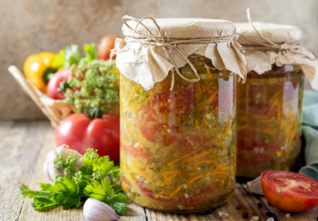 Sałatka z pomidorów i cukinii na zimę
