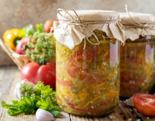 Sałatka z pomidorów i cukinii na zimę
