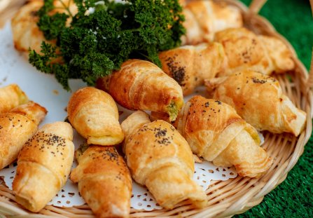Ciasto francuskie z szynką i serem