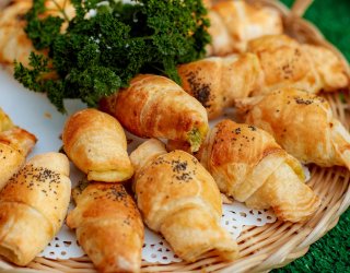 Ciasto francuskie z szynką i serem