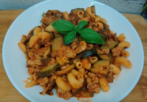 Makaron z mięsem mielonym i cukinią w sosie pomidorowym