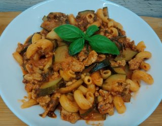Makaron z mięsem mielonym i cukinią w sosie pomidorowym