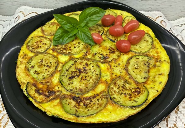 Omlet z cukinią i fetą