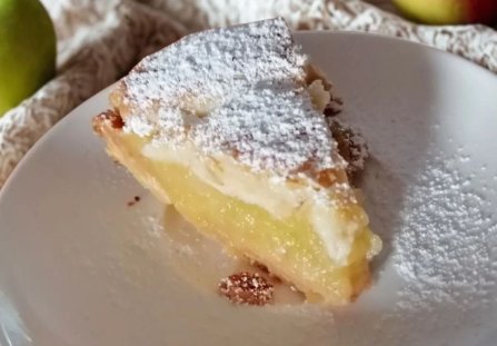Szarlotka z budyniem jak u babci. Kruche ciasto, cynamonowe jabłka i aksamitny krem
