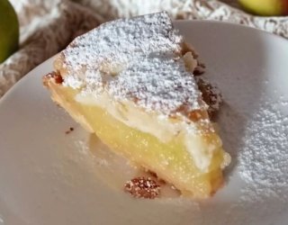 Szarlotka z budyniem jak u babci. Kruche ciasto, cynamonowe jabłka i aksamitny krem