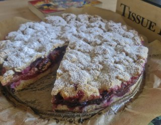 KRUCHE CIASTO ZE ŚLIWKAMI I KARDAMONEM