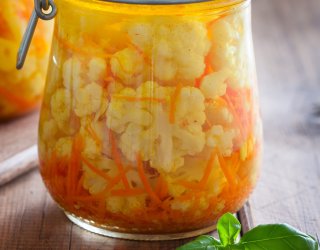 Kalafior kiszony na szybko to moje odkrycie tego sezonu. Zawsze mam słoiczek w lodówce