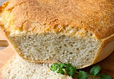 Domowy chleb pieczony w naczyniu żaroodpornym