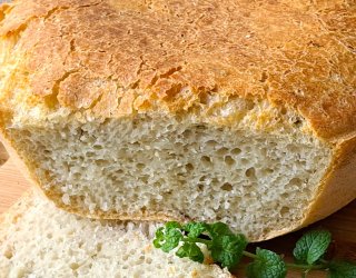 Domowy chleb pieczony w naczyniu żaroodpornym