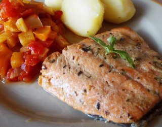 Filet z łososia z duszonymi warzywami