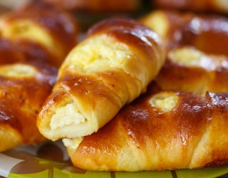Mięciutkie drożdżówki z serowym nadzieniem. Zapomnisz o tych z cukierni