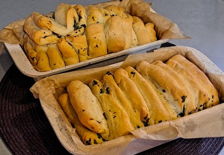 Mięciutki chlebek odrywany czosnkowo - ziołowy.