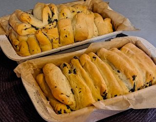 Mięciutki chlebek odrywany czosnkowo - ziołowy.