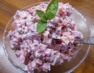 Sałatka jarzynowa z kiszonym burakiem