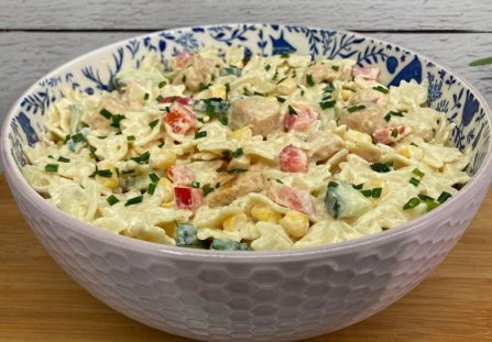 Sałatka z mini kokardkami