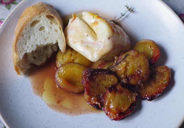 Śliwki z halloumi pieczone w airfryerze