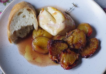Śliwki z halloumi pieczone w airfryerze
