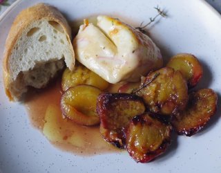 Śliwki z halloumi pieczone w airfryerze