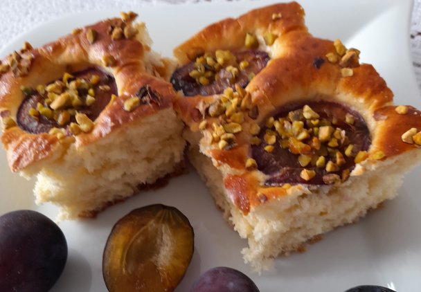 Ciasto drożdżowe ze śliwkami