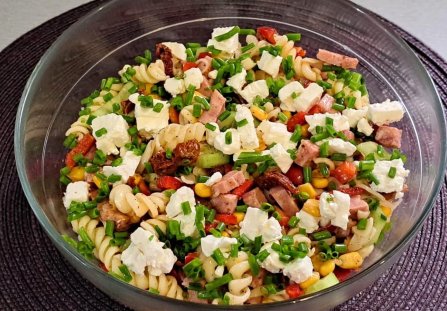 Sałatka makaronowa z suszonymi pomidorami w oleju serem feta.