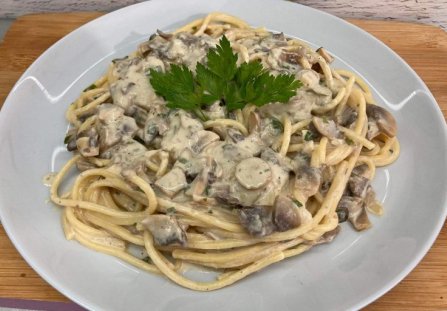 Spaghetti z pieczarkami i fetą
