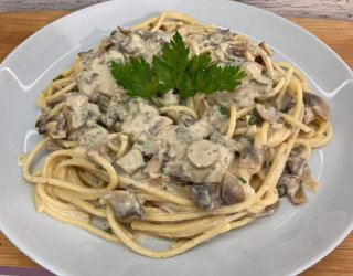 Spaghetti z pieczarkami i fetą