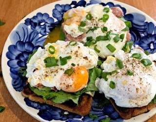 Jajka w koszulce na grzankach.