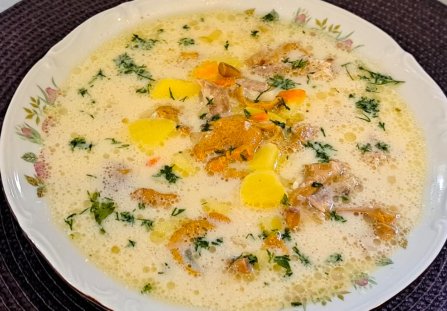 Zupa z kurek, aromatyczna, kremowa i smaczna.